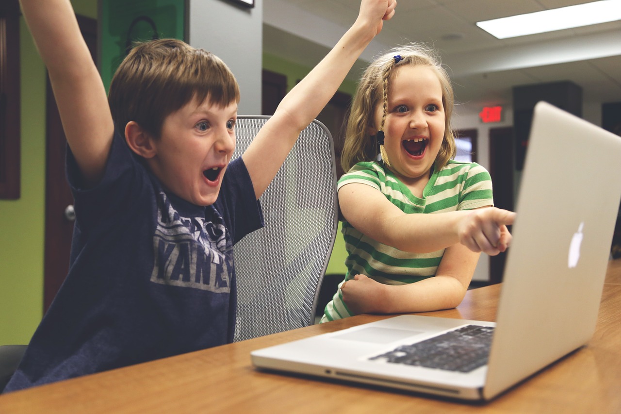 boldog gyerekek laptoppal
